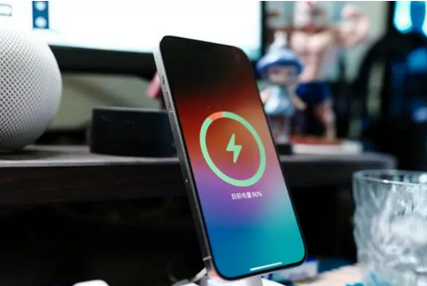 荆门苹果15换屏服务分享用什么充电器给iPhone15充电更好 